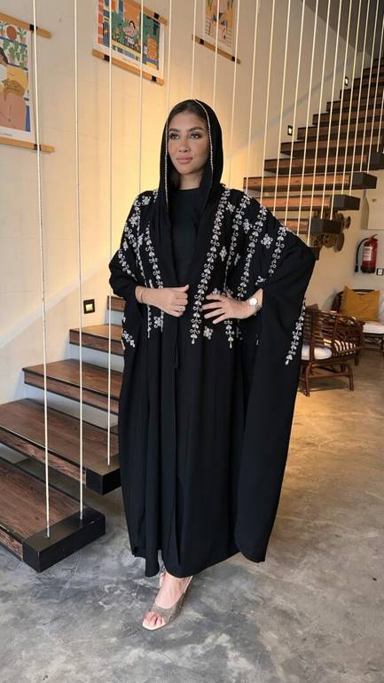 عباية قطري كريب ملكي مطرزة وفخمة للمناسبات
