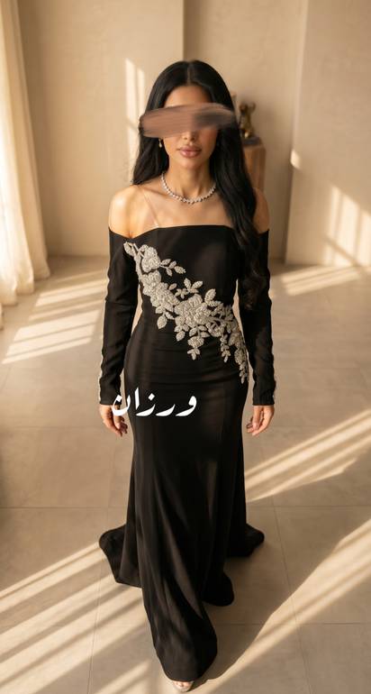 فستان سهرة أسود أوف شولدر بتطريز كريستال فضي 