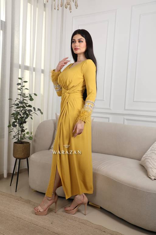 فستان سهرة ناعم طويل بأكمام ريش