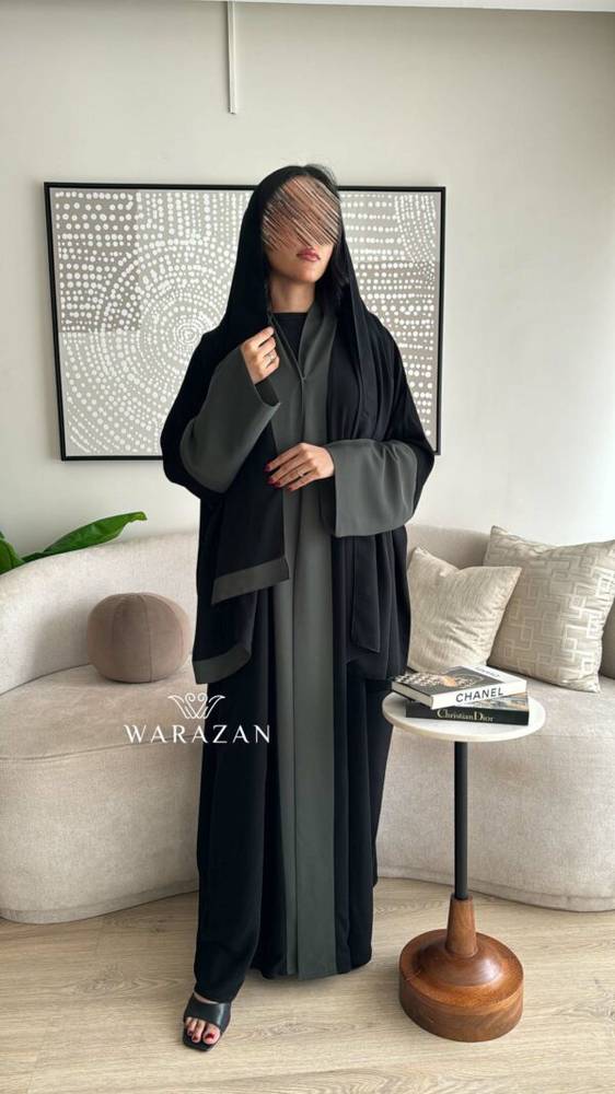 عباية سوداء بكم ملون