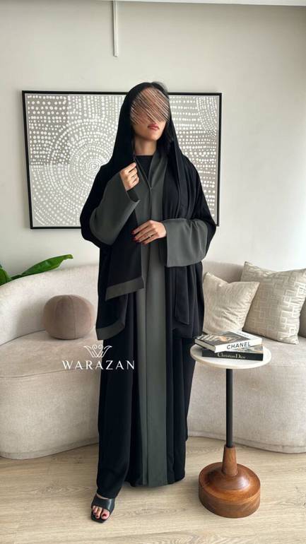 عباية سوداء بكم ملون