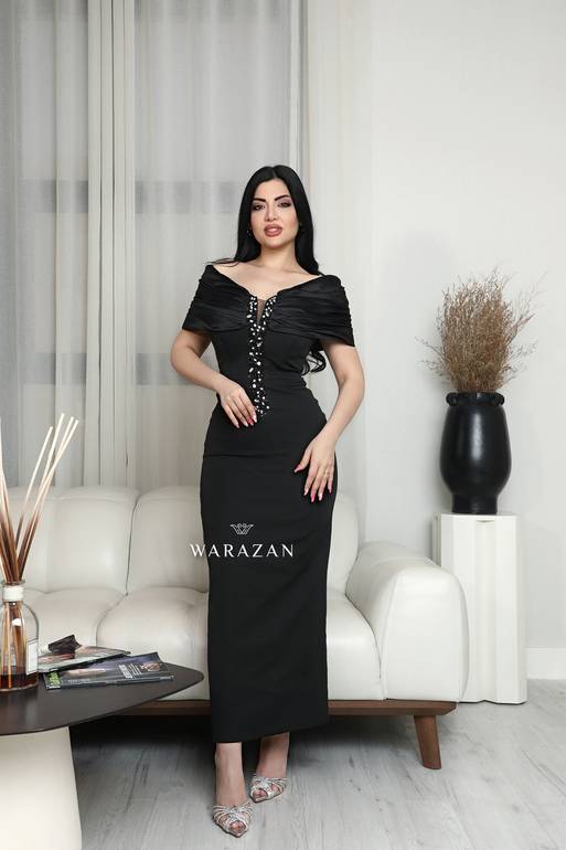 فستان سهرة ناعم بقصة صدر أنيقة V باللون الأسود أو السكري
