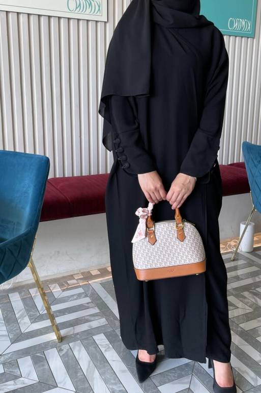 عباية عملية بستايل أكمام أزرار بقماش كريب