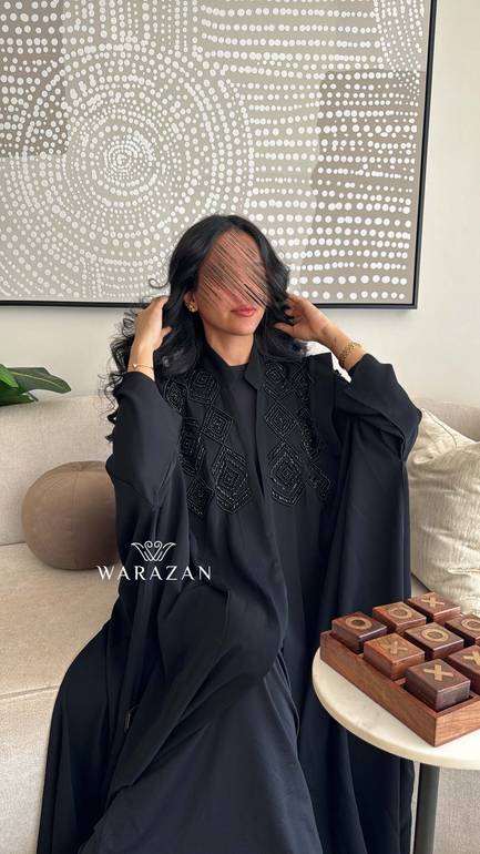 عباية عملية للعيد بشت شك بقصة أكتاف وأكمام مميزة