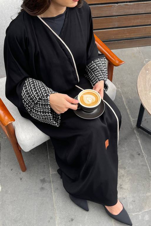 عباية نص بشت بتدخيلة صوف من الأكمام