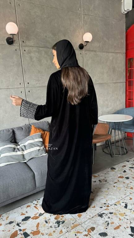 عباية شتوية مخملية بتطريز خرز على الأكمام