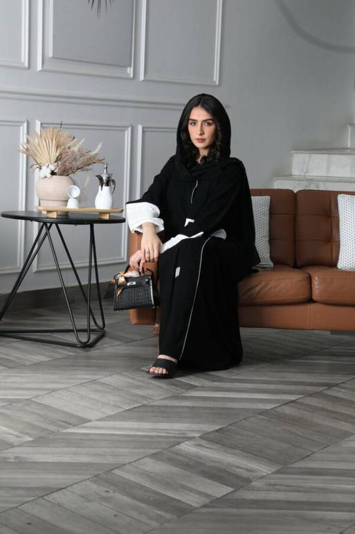 عباية كريب راقية بأطراف كحلي أو أبيض