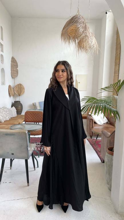 عباية رسمية للدوام بكسرات من الكم والجنب من قماش نيوكريب