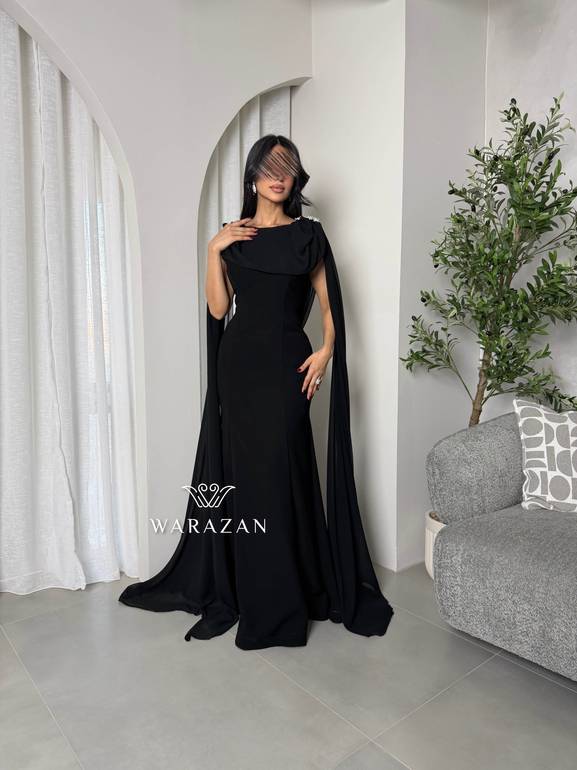 فستان سهرة أسود ملكي بكاب انسيابي فاخر