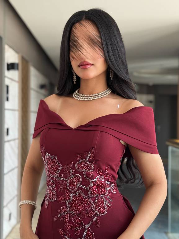 فستان سهرة ناعم مع كلفة وذيل 