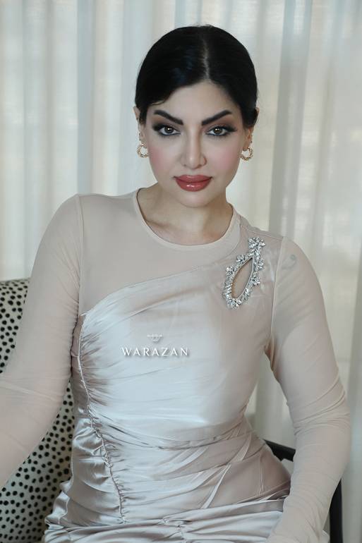 فستان سهرة بتصميم شفاف من الكم 