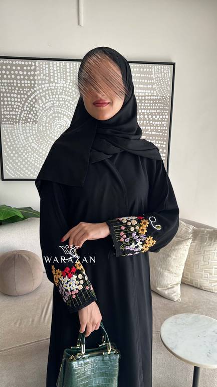 عباية عملية بتطريز يدوي على الأكمام للعيد
