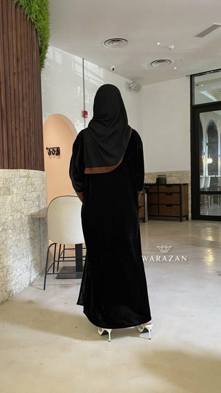 عباية شتوية مخمل بأساور كريب بني