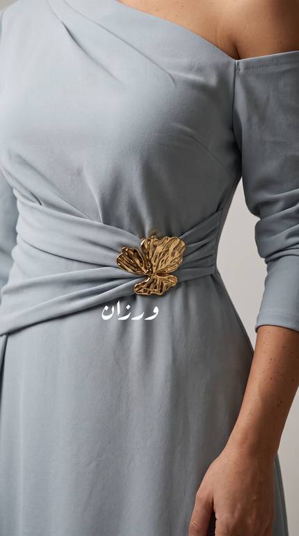 فستان بتصميم ناعم مزين بإبزيم ذهبي