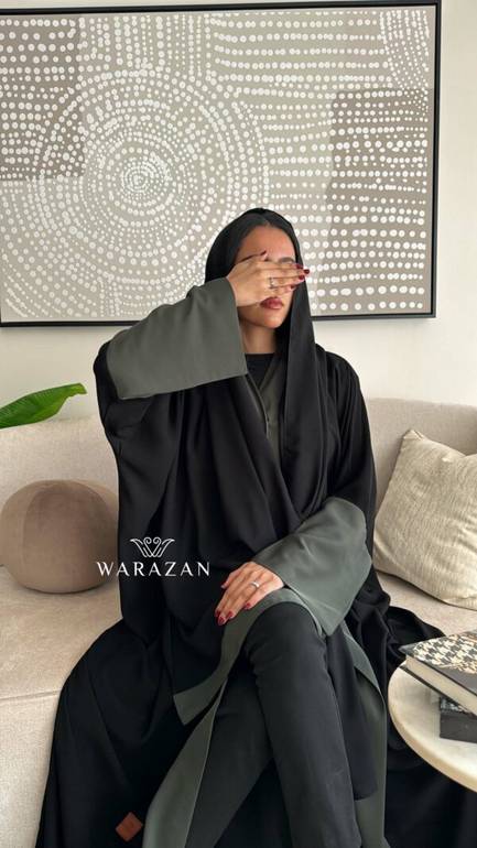 عباية سوداء بكم ملون