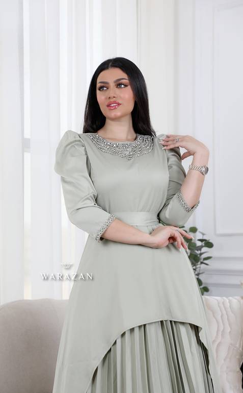 فستان سهرة طويل وناعم كسرات من الأمام