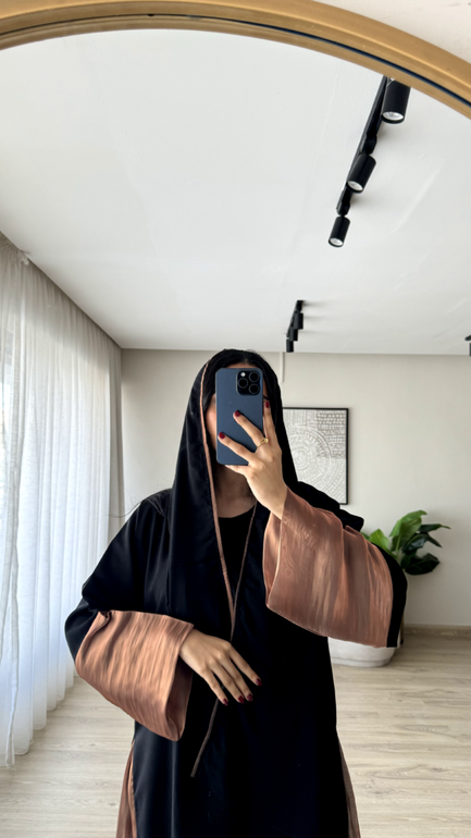عباية سوداء بأكمام ملونة وكسرات من الجنب