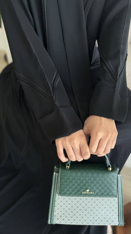 عباية رسمية بقصة عند الاكمام 