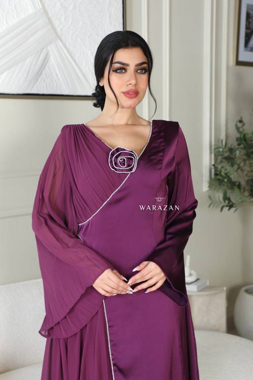 فستان انيق بورده و كسرات من الجنب 