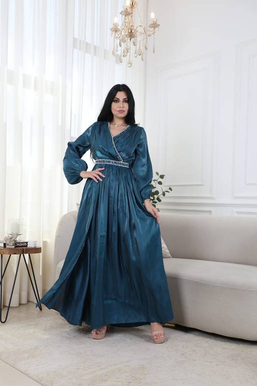 فستان ناعم مميز بالوانه