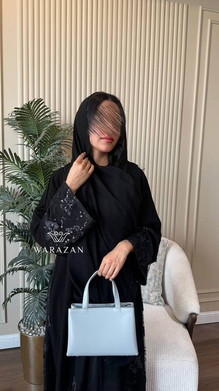 عباية للعيد عملية بتطريز فراشات سوداء