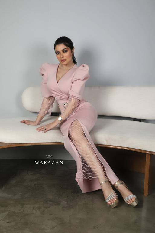 فستان سهرة ناعم ملكي بقصة أكمام جميلة