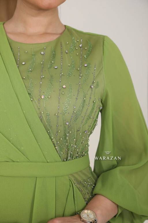 فستان سهرة طويل ناعم بتطريز