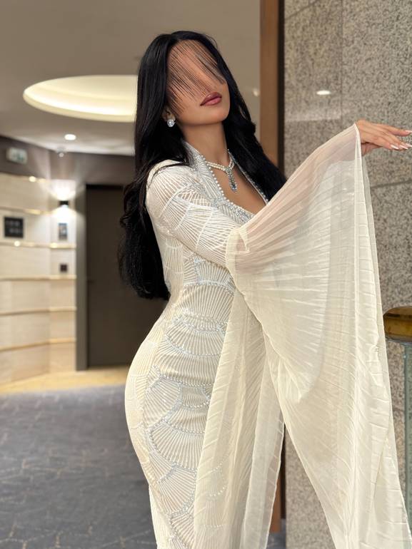 فستان سهرة مع لول وأكمام بيليسيه 