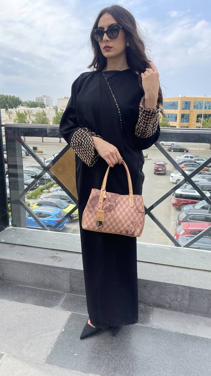 عباية نص بشت بتدخيلة صوف من الاكمام