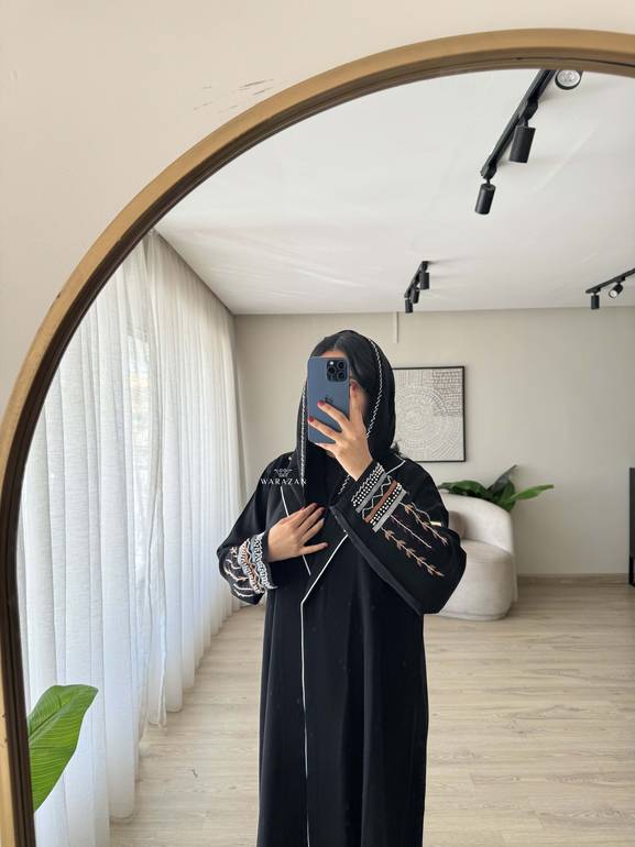عباية  للعيد عملية مع أكمام بتطريز منقوش