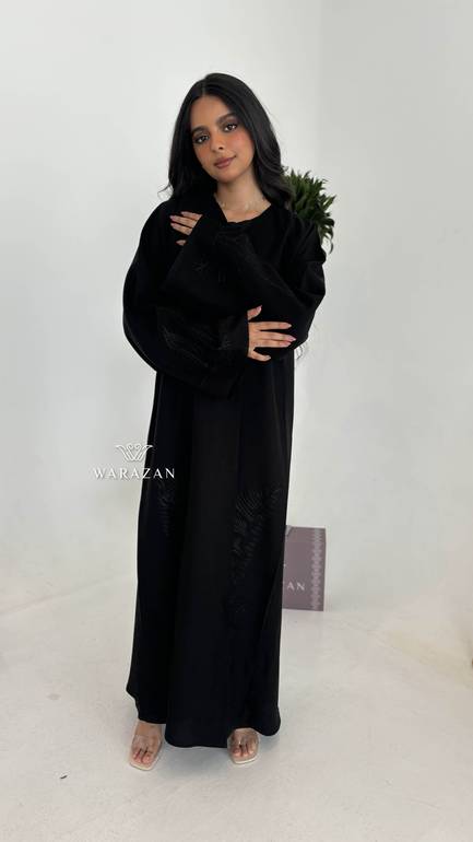 عباية رسمية بتطريز اسود 