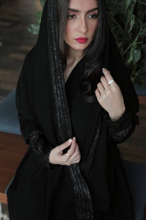 عباية بـ أكمام لمعة