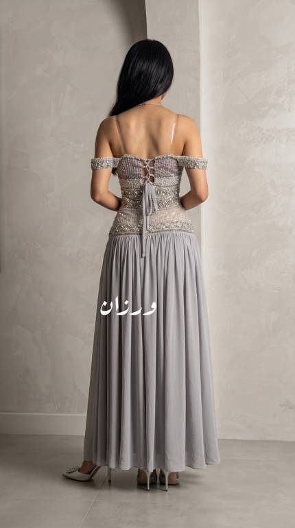 فستان سهرة بتصميم أنثوي وتطريز فاخر