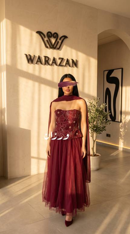 فستان سهرة أنيق بقصة ورد تل وبكسرات مميزة