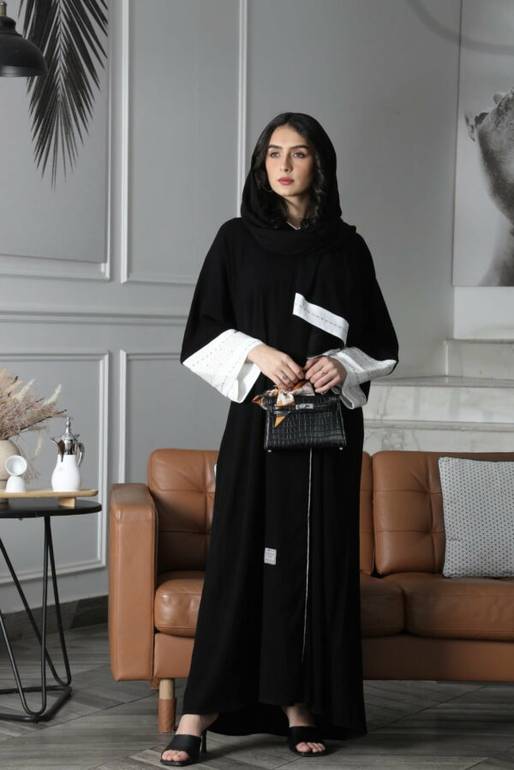 عباية كريب راقية بأطراف كحلي أو أبيض