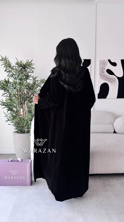 عباية مخمل واقف مع تفته