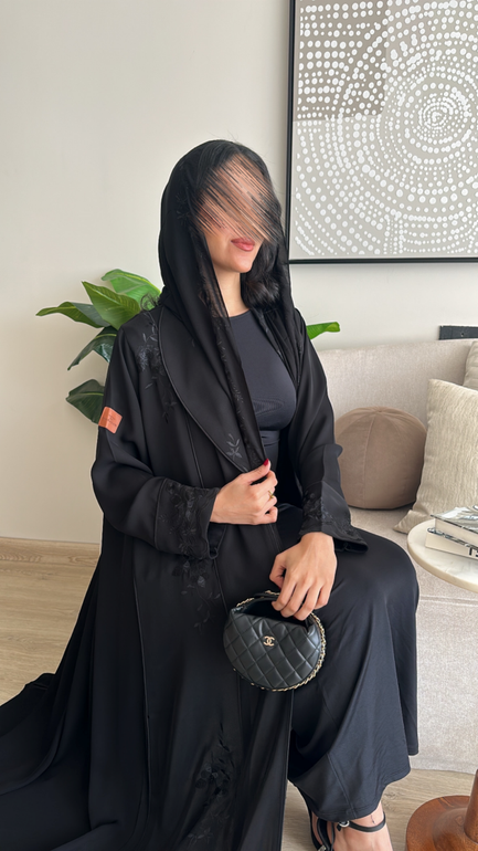 عباية سوداء مشجرة وناعمة