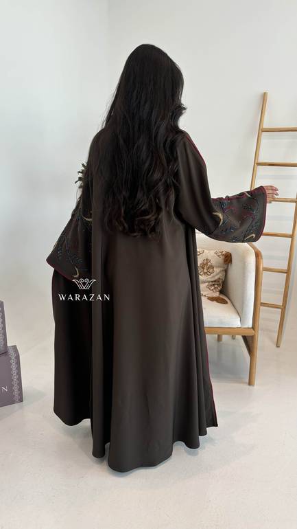 عباية بنية بتطريز يدوي 