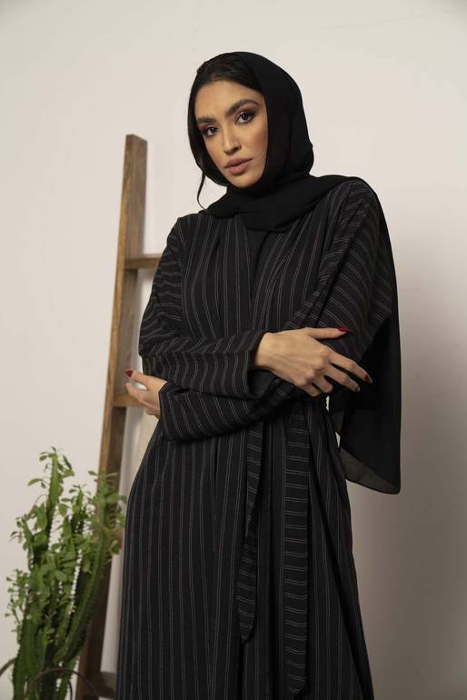 عباية أنيقة بقماش كريب مقلم