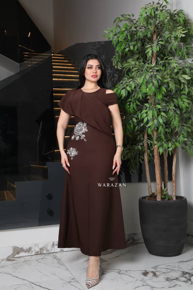 فستان سهرة ناعم مع كلفة 