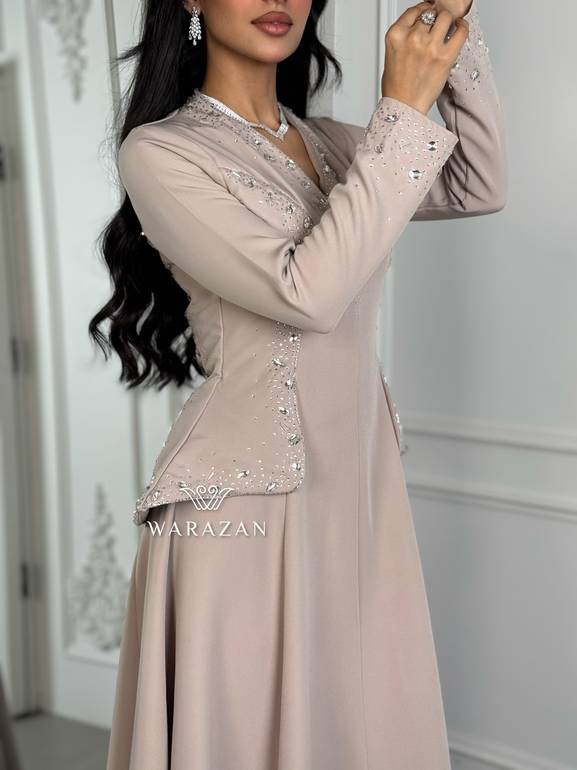 فستان سهرة بيج بأكمام طويلة وتطريز انيق 