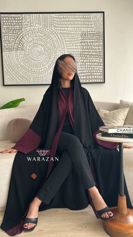 عباية سوداء بكم ملون
