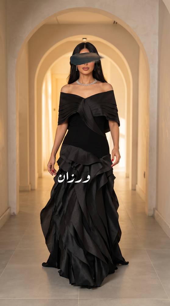 فستان سهرة أسود أوف شولدر بتصميم أنيق 