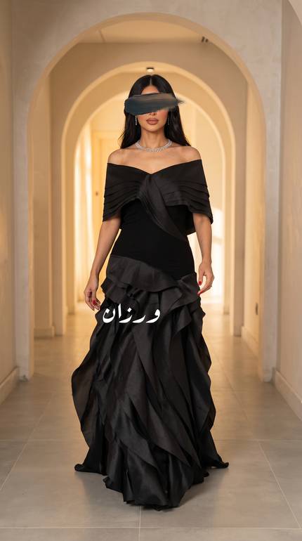 فستان سهرة أسود أوف شولدر بتصميم أنيق 