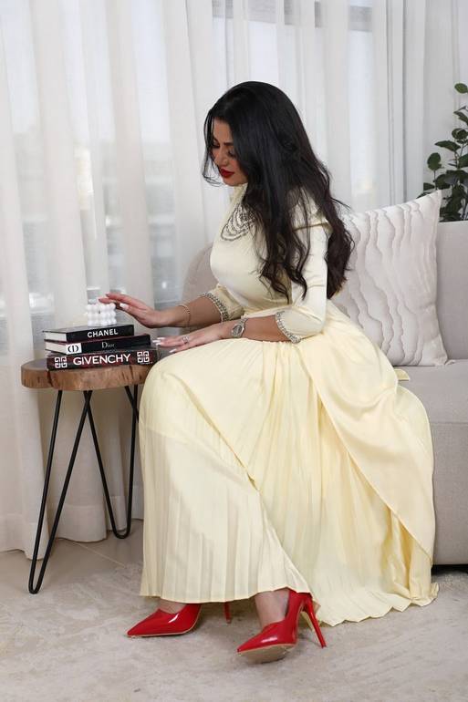 فستان سهرة طويل وناعم كسرات من الأمام