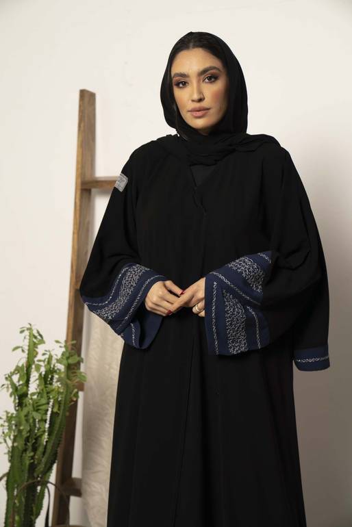 عباية كريب راقية بأطراف كحلي أو أبيض