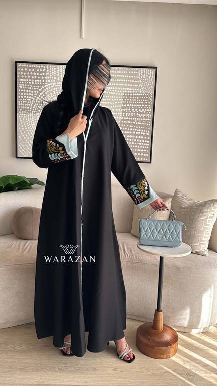 عباية سوداء بتطريز يدوي