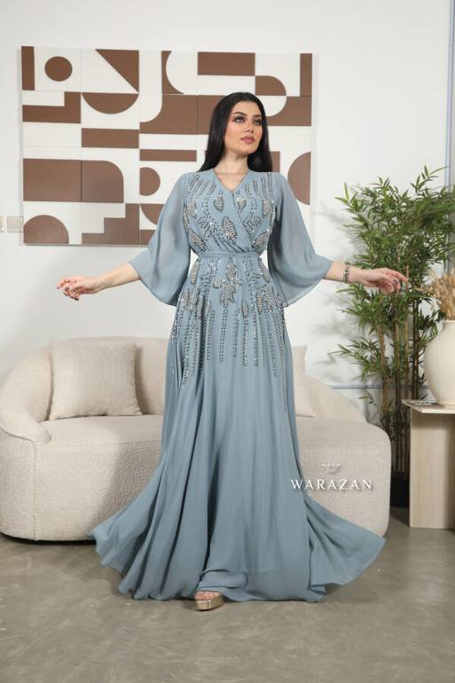 فستان سهرة طويل ناعم ساتر راقي بتطريز بألوان متعددة