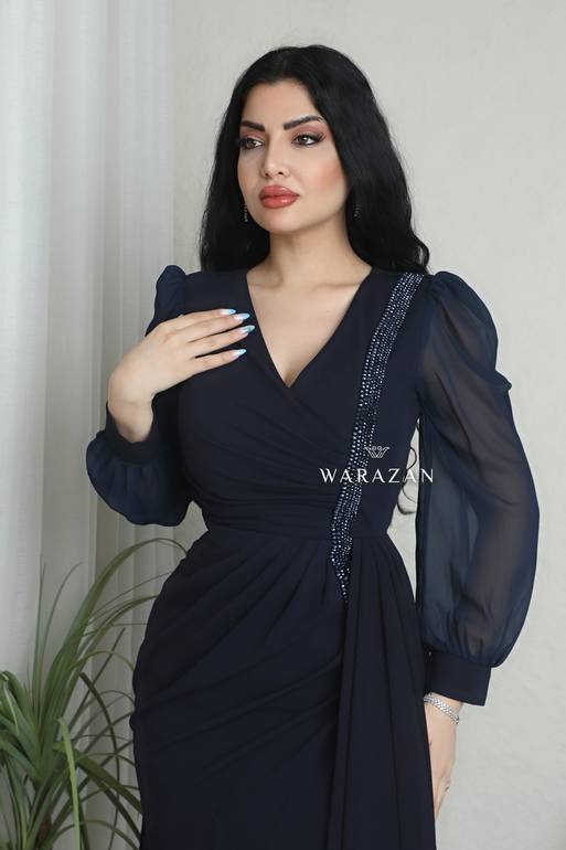 فستان سهرة ناعم وطويل بأكمام شفافة