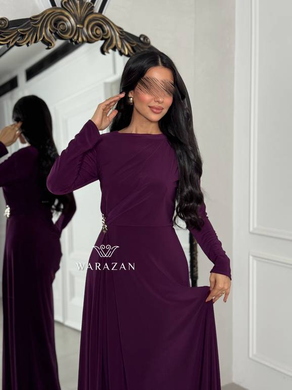 فستان سهرة ناعم مزين بإبزيم ذهبي وقصة خصر أنيقة